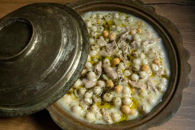 Foto traditionelles köstliches türkisches essen yuvalama-suppe türkischer name yuvalama corbasi
