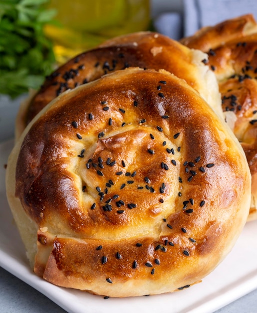 Traditionelles köstliches türkisches Phyllo, gefüllt mit Spinat, Käse (türkischer Name; Gul borek oder gul boregi) Rose-förmiges Gebäck.