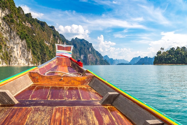 Traditionelles Langschwanzboot des hölzernen thailändischen auf Cheow Lan See in Thailand