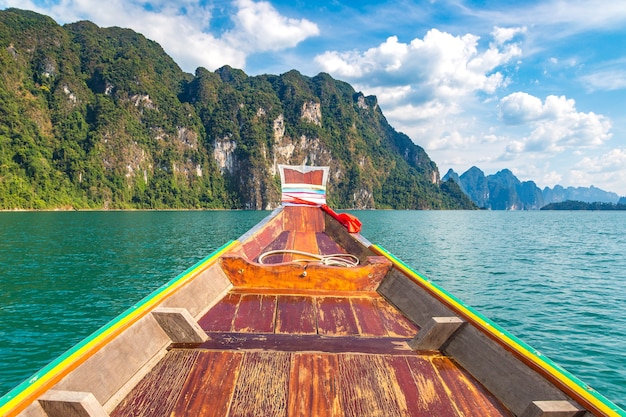 Traditionelles Langschwanzboot des hölzernen thailändischen auf Cheow Lan See in Thailand