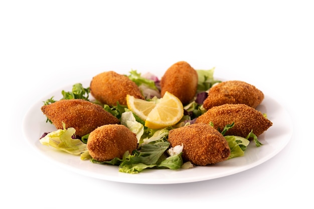 Traditionelles libanesisches Kibbeh auf Holztisch