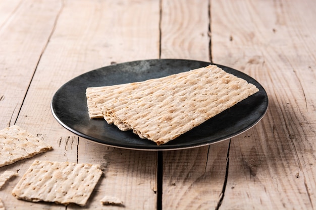 Traditionelles Matzenbrot auf rustikalem Holztisch