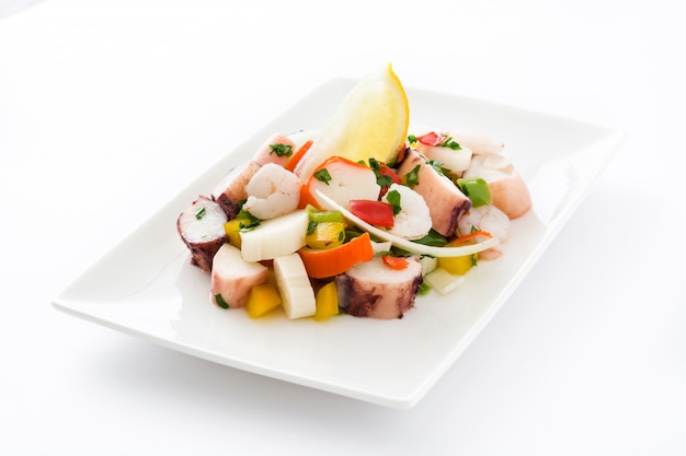 Traditionelles Meeresfrüchte ceviche von Peru lokalisierte auf weißer Oberfläche