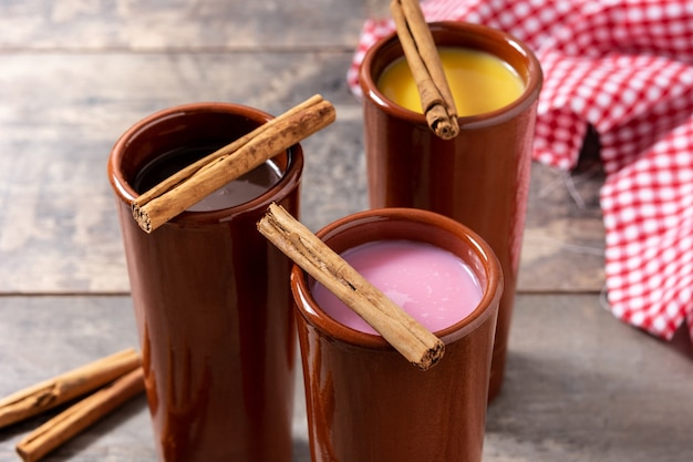 Traditionelles mexikanisches Atole-Getränk auf Holztisch