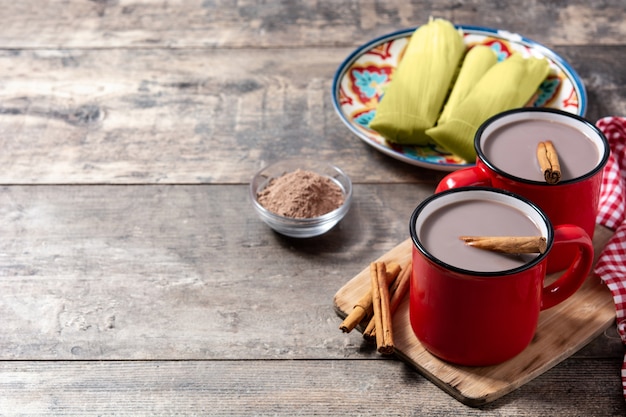 Traditionelles mexikanisches Schokoladenatole-Getränk auf Holztisch