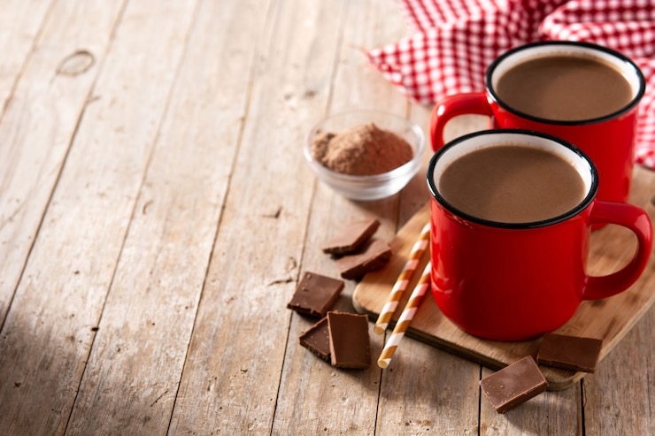 Foto traditionelles mexikanisches schokoladenatole-getränk auf holztisch