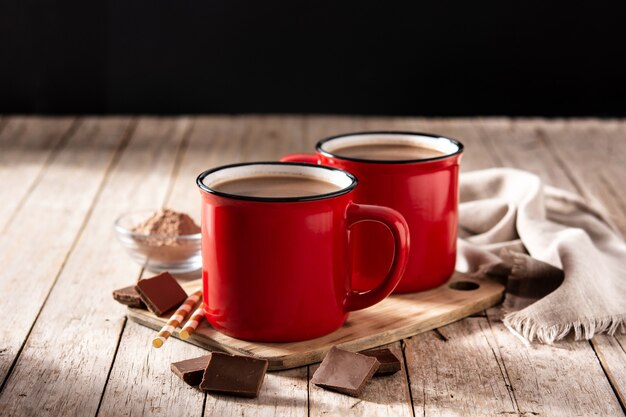 Traditionelles mexikanisches Schokoladenatole-Getränk auf Holztisch