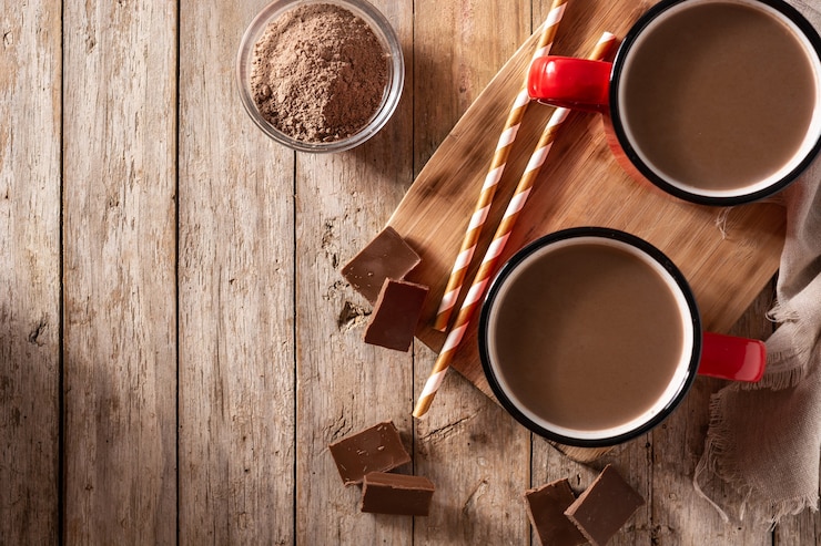 Foto traditionelles mexikanisches schokoladenatole-getränk auf rustikalem holztisch