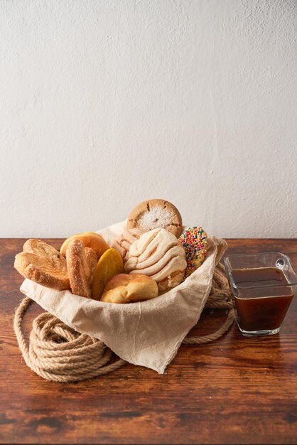 Traditionelles mexikanisches süßes Brot auf rustikalem Hintergrund