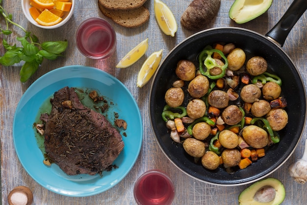 Traditionelles Mittagessen amerikanisches Grillsteak und verschiedenes Gemüse, Ansicht von oben