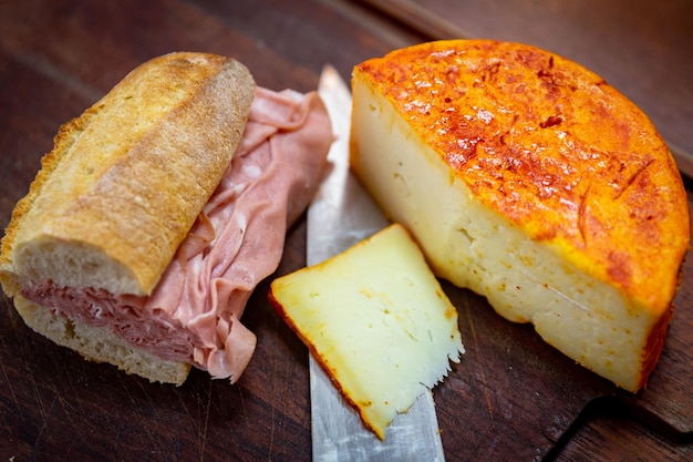 Traditionelles Mortadella-Sandwich in einem selektiven Fokus der rustikalen Umgebung