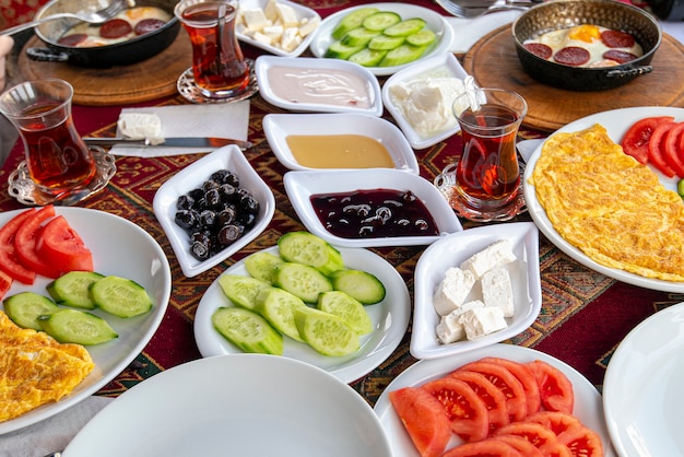 Traditionelles natürliches türkisches Frühstück mit vielen Arten von Speisen und Snacks