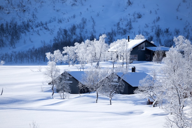 Traditionelles norwegisches Holzhaus und Berge in der Ferne. Lofoten-Inseln. Norwegen. Weltreise