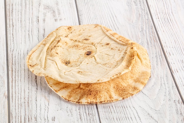 Traditionelles östliches rundes Pita-Brot zum Frühstück