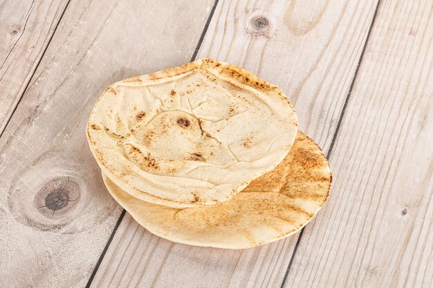 Foto traditionelles östliches rundes pita-brot zum frühstück