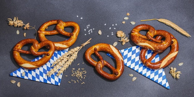 Foto traditionelles oktoberfest-set, brezeln und bier, deutsches festival-food-konzept, trendiges hartes licht