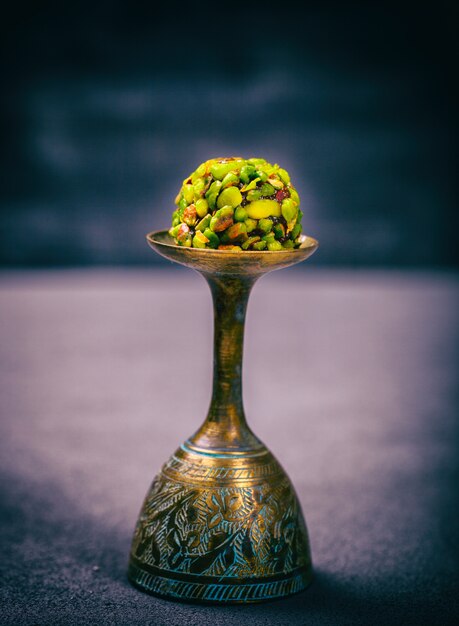 Foto traditionelles orientalisches dessert-metallglas