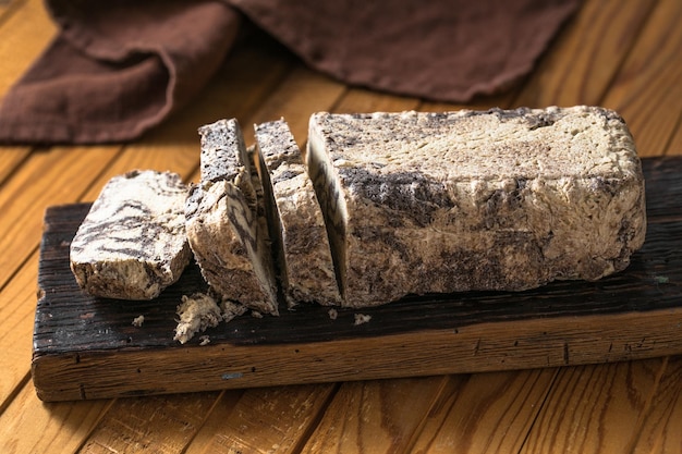 Traditionelles orientalisches Dessert süßes Halva Halva aus Sonnenblumenkernen