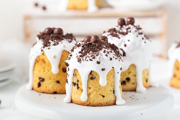 Traditionelles Osterbrot mit weißem Zuckerguss und Schokoladeneiern