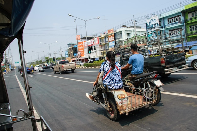 Traditionelles Paar, das sich auf dem alten Thailand-Fahrrad fortbewegt