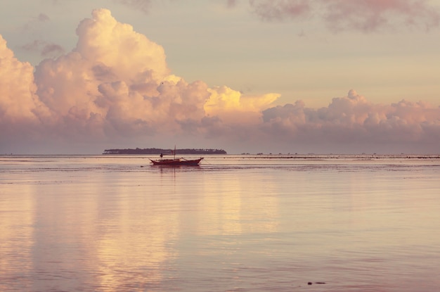 Traditionelles philippinisches Boot im Meer, Insel Palawan, Philippinen