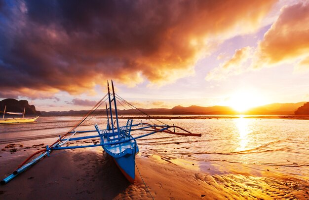 Traditionelles philippinisches Boot im Meer, Insel Palawan, Philippinen