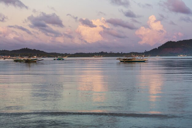 Traditionelles philippinisches Boot im Meer, Insel Palawan, Philippinen