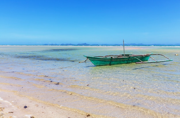 Traditionelles philippinisches Boot im Meer, Insel Palawan, Philippinen