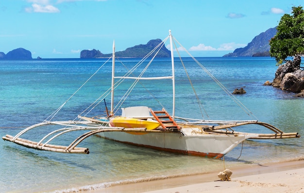 Traditionelles philippinisches Boot im Meer, Palawan-Insel, Philippinen