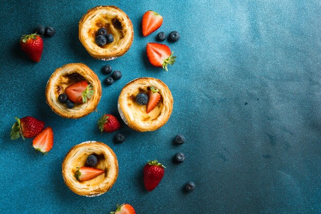 Traditionelles portugiesisches Eierkuchendessert Pasteis Pastel de Nata oder Pasteis de Belemv