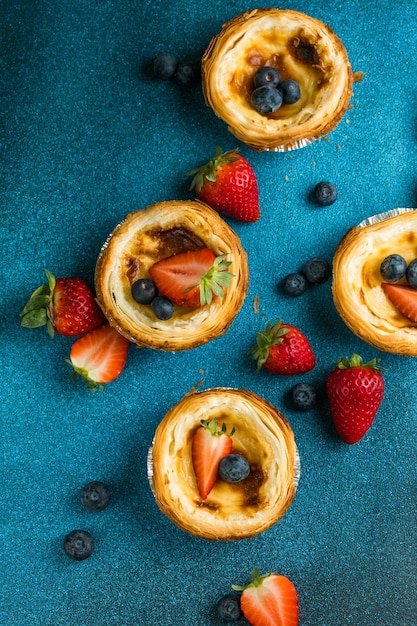 Traditionelles portugiesisches Eierkuchendessert Pasteis Pastel de Nata oder Pasteis de Belemv