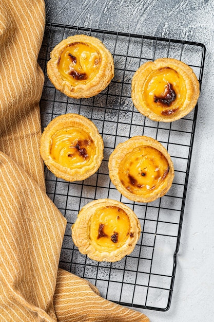 Traditionelles portugiesisches Gebäck Pastel de Nata frisch gebacken Weißer Hintergrund Ansicht von oben