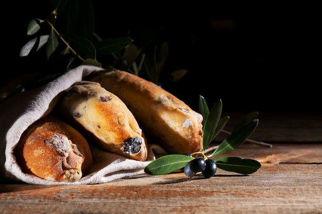 Traditionelles Puccia-Brot mit schwarzen Oliven in einer Baumwolltasche