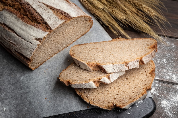 Traditionelles Roggenbrot auf Tabelle.