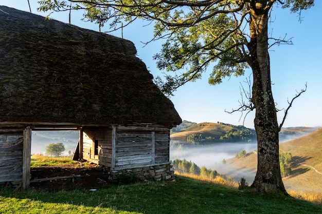 Traditionelles rumänisches altes Holzhaus in den Apuseni-Bergen in Rumänien.