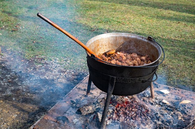 Foto traditionelles rumänisches essen, das im kessel am offenen feuer zubereitet wird