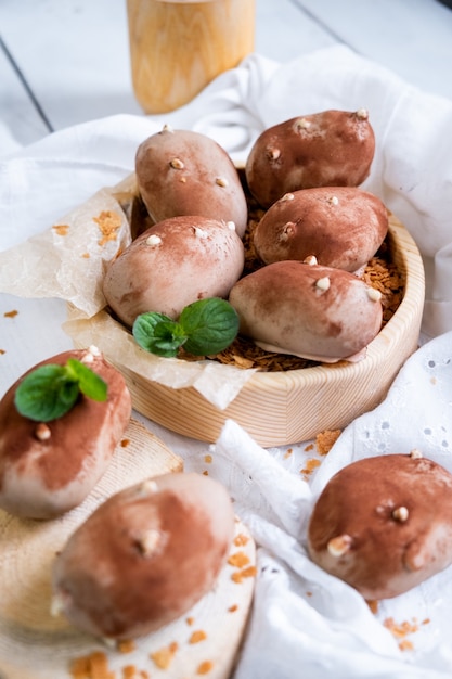 Traditionelles russisches Dessert, Kartoffelkuchen mit Schokolade und Trüffel.