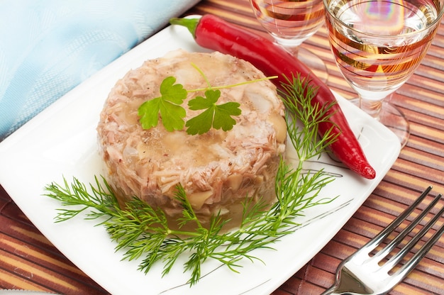 Traditionelles russisches Essen auf einem weißen Teller