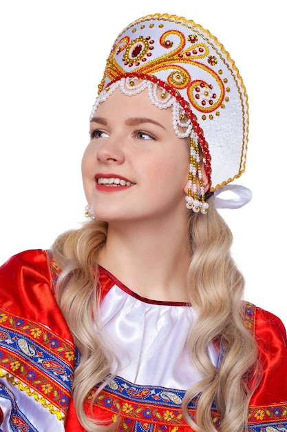 Foto traditionelles russisches volkskostüm porträt eines jungen schönen blonden mädchens in rotem kleid isoliert auf weißem hintergrund