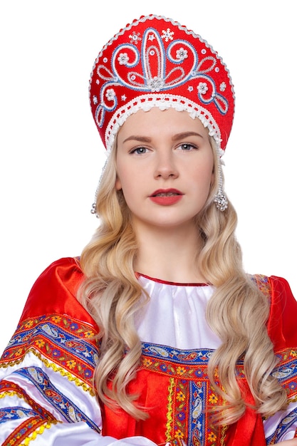 Foto traditionelles russisches volkskostüm porträt eines jungen schönen blonden mädchens in rotem kleid isoliert auf weißem hintergrund