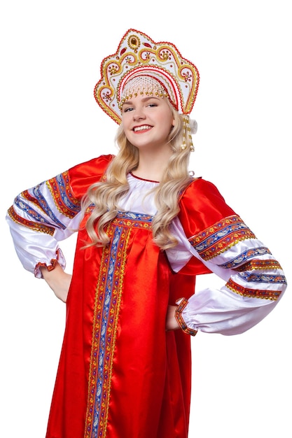 Traditionelles russisches Volkskostüm Porträt eines jungen schönen blonden Mädchens in rotem Kleid isoliert auf weißem Hintergrund