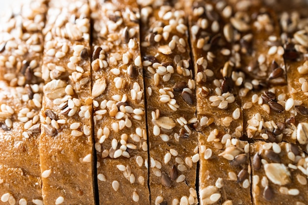 Traditionelles Sauerteigbrot in Scheiben geschnitten mit Butter bestrichen gebacken