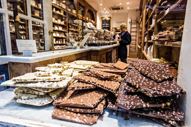 Traditionelles Schokoladen- und Süßwarengeschäft mit großer Auswahl an Pralinen und Süßigkeiten in Brüssel