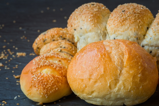 Traditionelles selbst gemachtes Bäckereibrot mit indischem Sesam