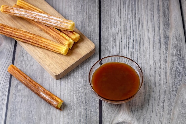 Traditionelles spanisches Gebäck, Churros und Schokoladensauce