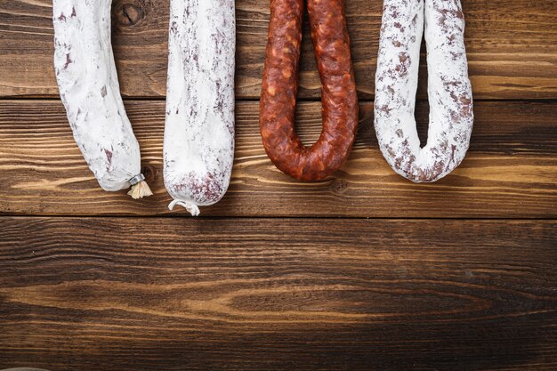 Foto traditionelles spanisches geräuchertes wurstfleisch, das mit kopienraum hängt