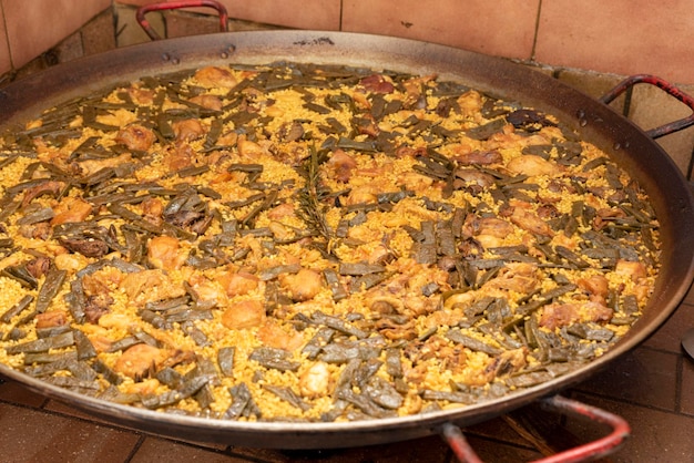 Traditionelles spanisches Rezept für Paella Valenciana mit Huhn und Kaninchenreis aus Valencia