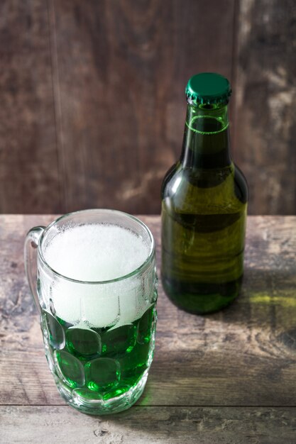 Traditionelles St Patrick Tagesgrünbier auf Holztisch