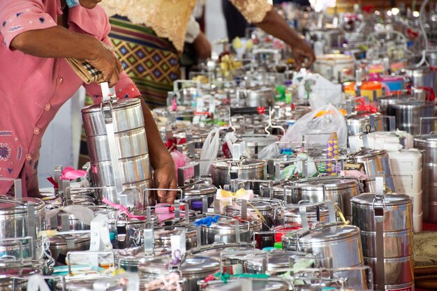 Traditionelles südländisches Essen und süßer Snack des Festivals des zehnten Mondmonats oder Sat Duan Sip Verdienstopfer für den Ahnengeist und den hungrigen Geist Preta im Wat Khuan Maphrao Tempel in Phatthalung, Thailand