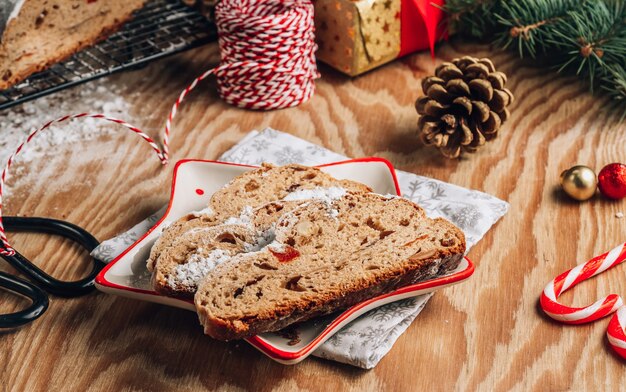 Traditionelles süßes Obstbrot mit Puderzucker